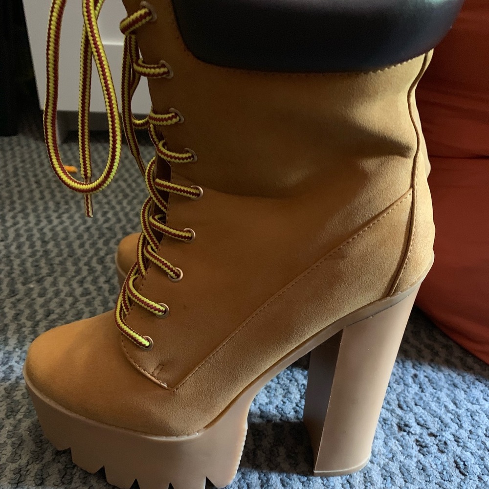 PLATFORM BOOT HEELS SIZE 8